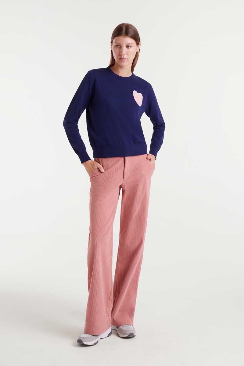 μπλε πουλόβερ με ροζ καρδιά