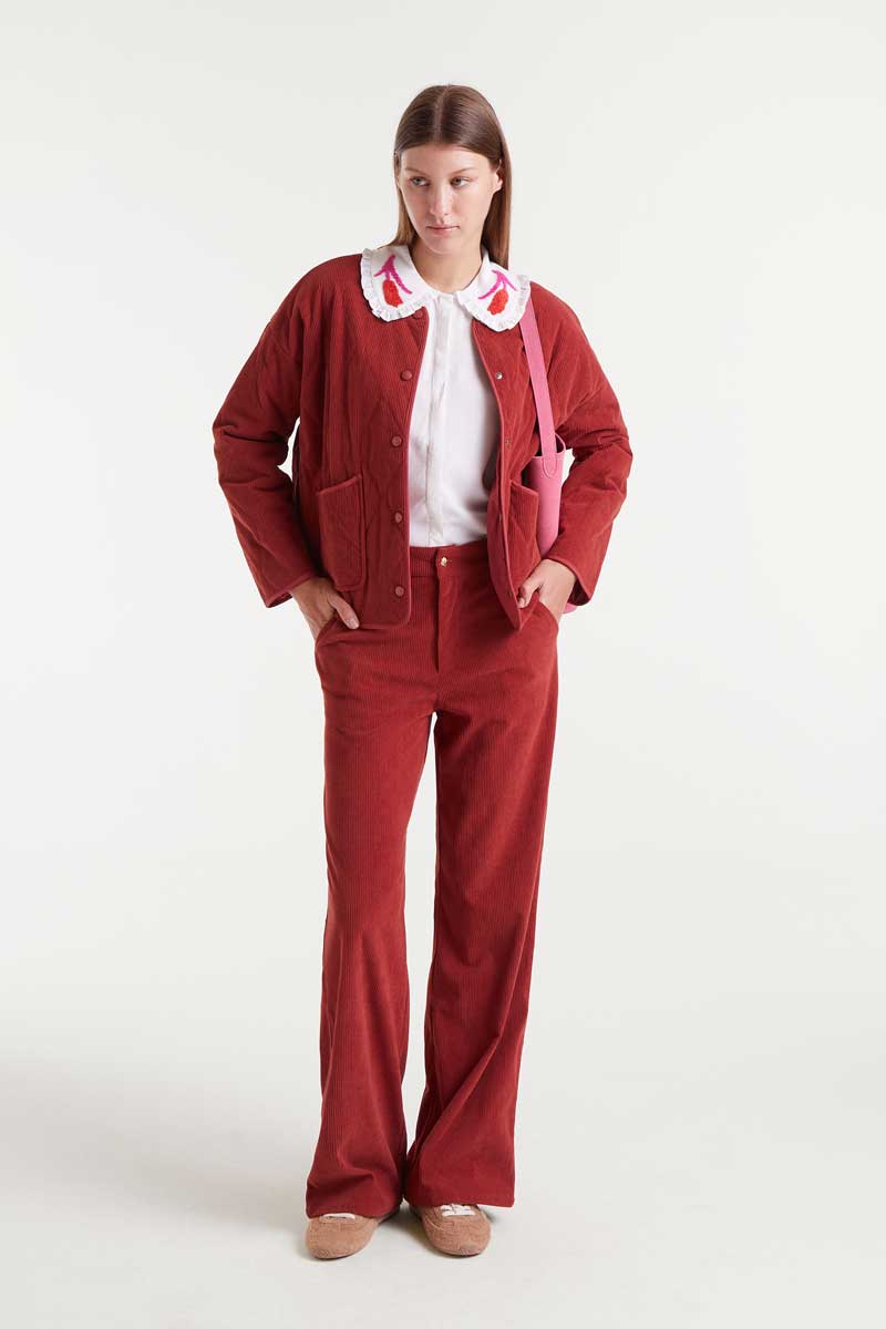 λευκό πουκάμισο με λουλούδι