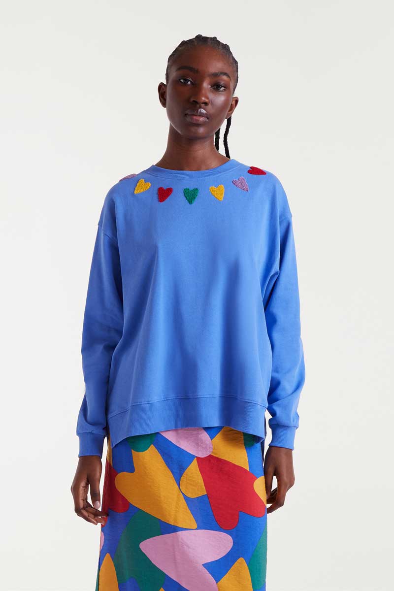 μπλε φούτερ με καρδιές