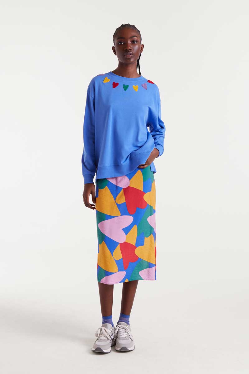 μπλε φούτερ με καρδιές