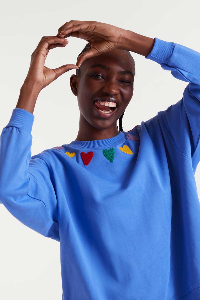 μπλε φούτερ με καρδιές