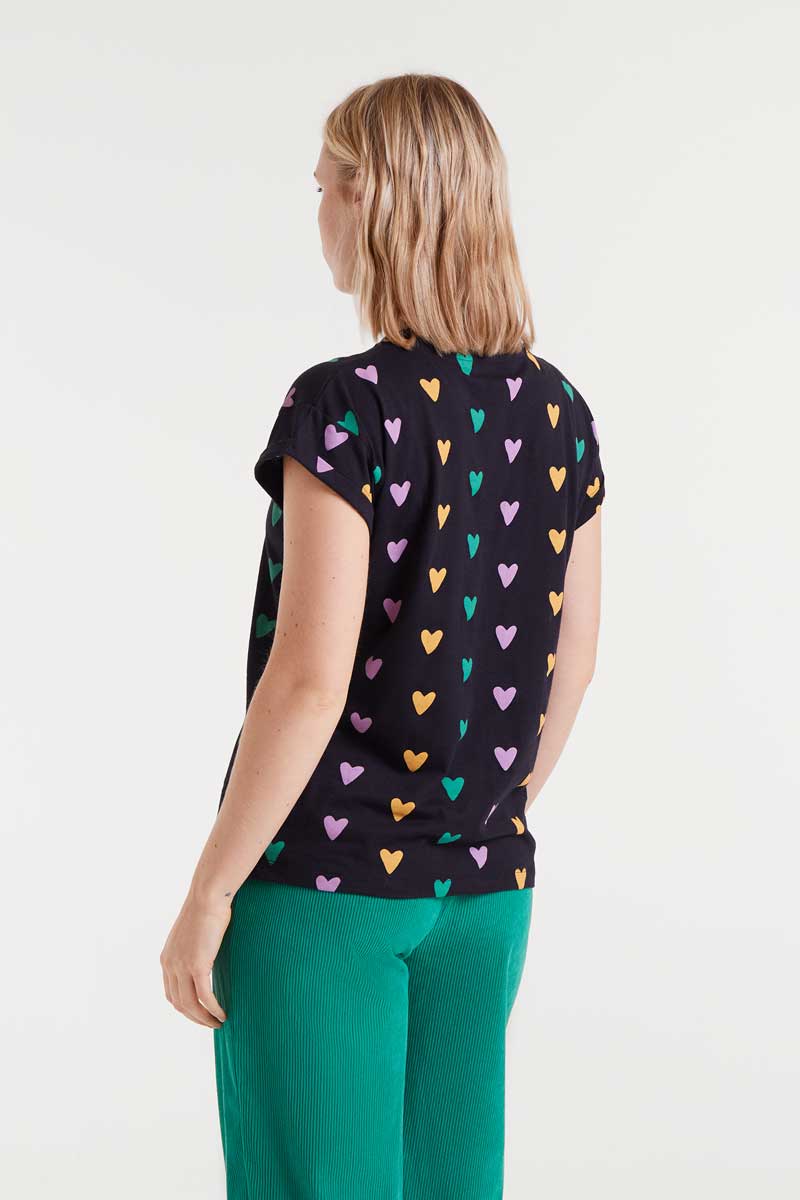 μαύρο t-shirt με καρδιές