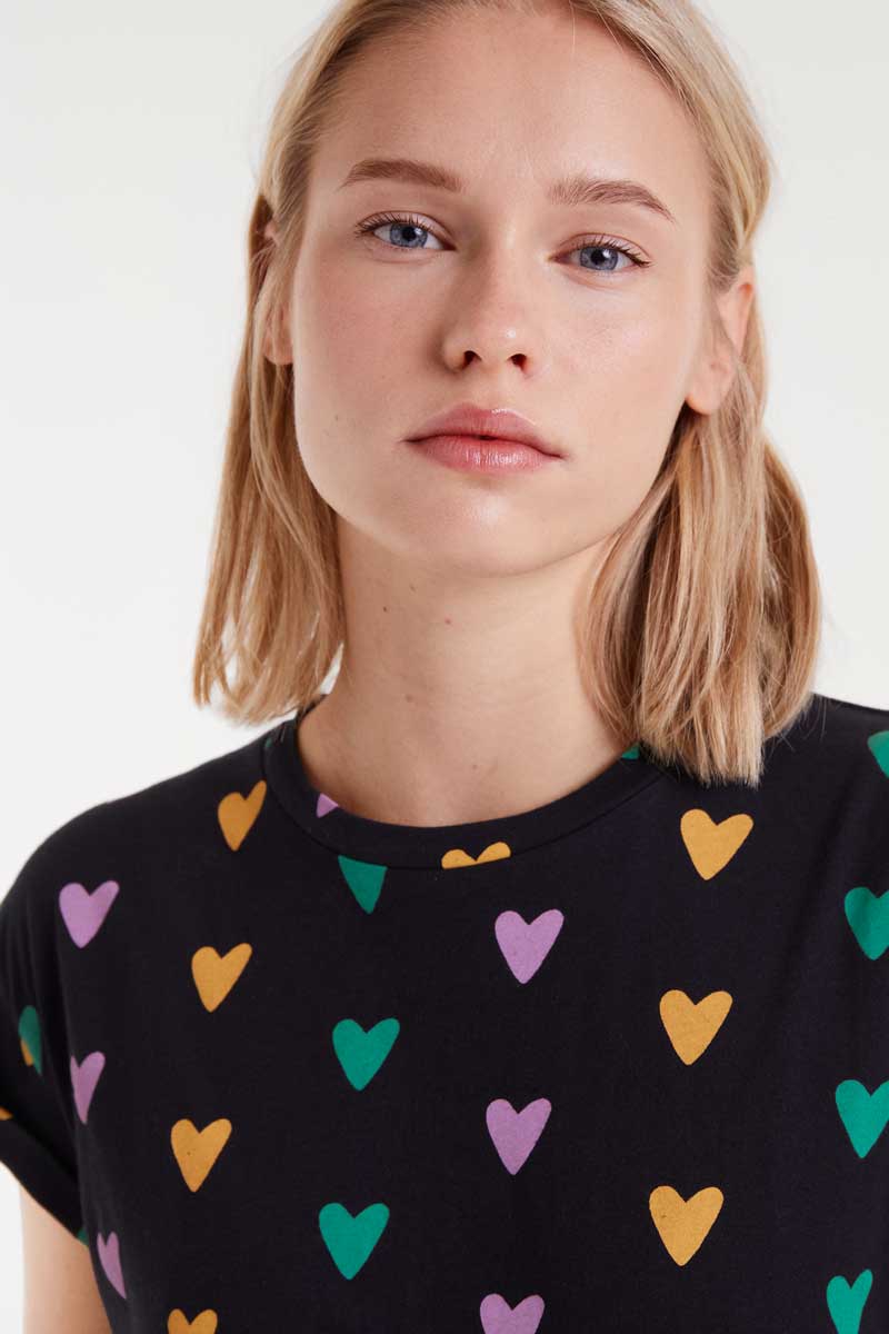 μαύρο t-shirt με καρδιές