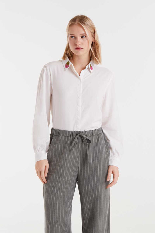 λευκό πουκάμισο με φράουλες