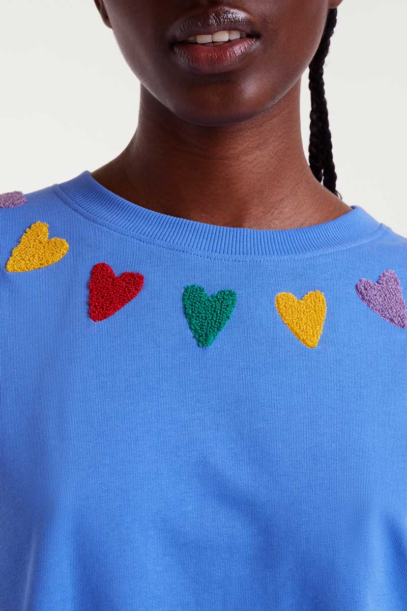 μπλε φούτερ με καρδιές