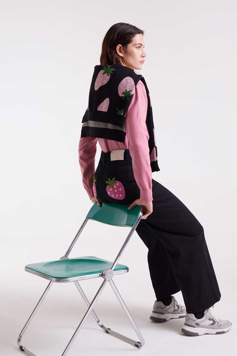 μαύρο τζιν με φράουλες